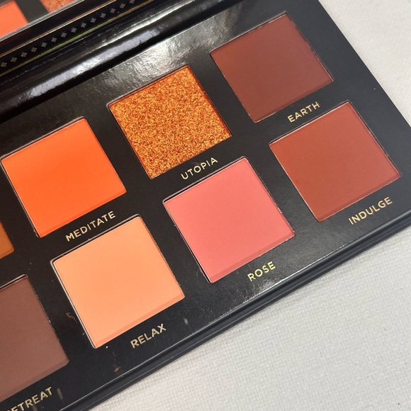 Ace Beaute Serenity Eyeshadow Palette - Gold Accents - Picture 5 of 5